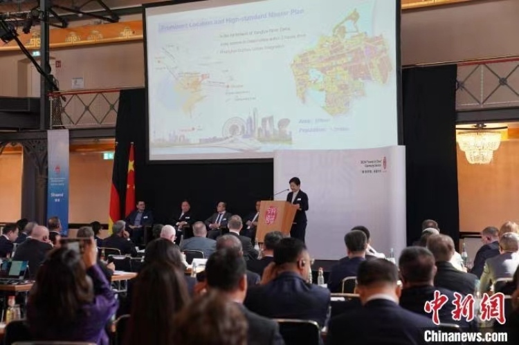 當(dāng)?shù)貢r間4月5日，由中國商務(wù)部主辦的“投資中國”德國專場推介活動在斯圖加特市舉行。中新社記者 馬秀秀 攝