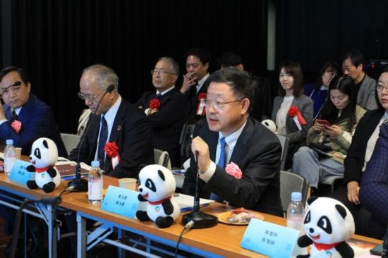 圖為四川省文化和旅游廳廳長戴允康向日本友人介紹四川旅游資源。（中國駐東京旅游辦事處供圖）