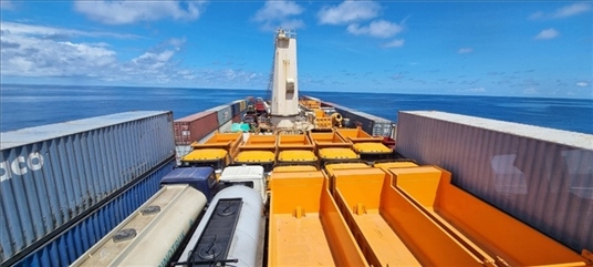 中蘇海運(yùn)直航貨輪在海上行駛。中國(guó)駐蘇里南大使館供圖