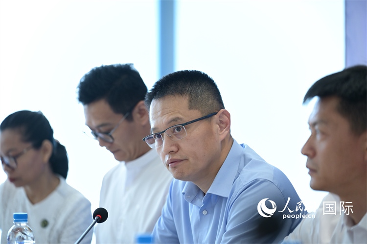 緬甸中國企業(yè)商會會長、工商銀行仰光分行行長劉銘介紹有關情況-人民網(wǎng)記者謝佳君攝