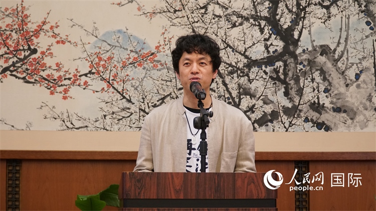 影片導(dǎo)演竹內(nèi)亮致辭。人民網(wǎng) 蔣曉辰攝