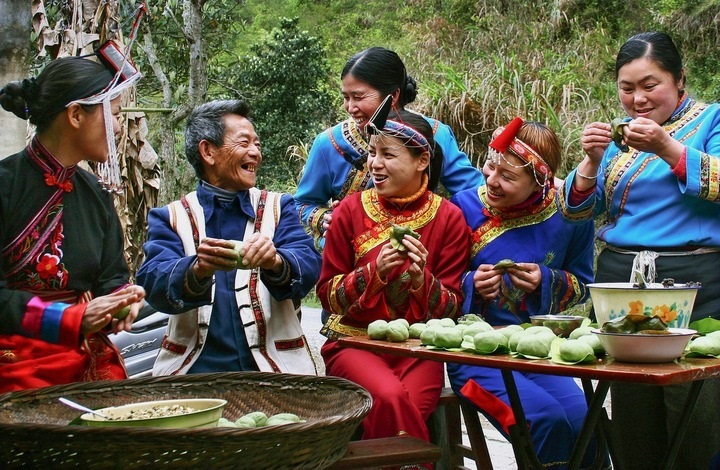 畬族群眾一起做清明果。供圖 共享聯(lián)盟·景寧