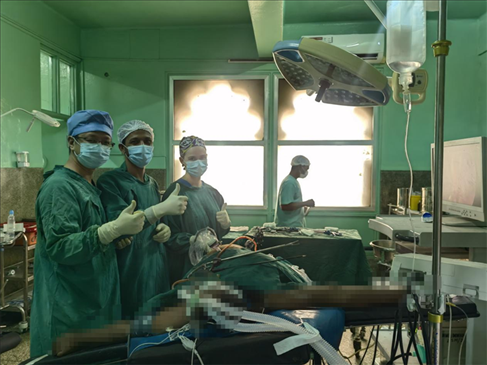 蔣國慶醫(yī)生（左）和當(dāng)?shù)蒯t(yī)生慶祝手術(shù)成功。中國援桑醫(yī)療隊供圖