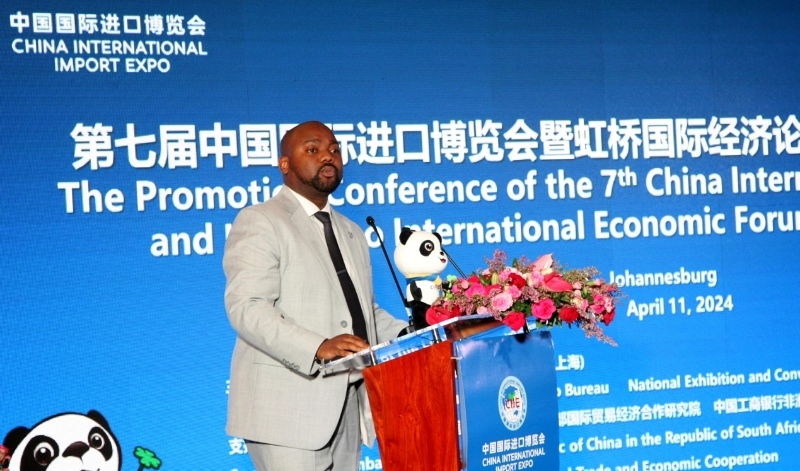 標準銀行集團企業(yè)與商業(yè)銀行部國際貿易總經理武巴致辭。（圖片來源：中國國際進口博覽會官微）