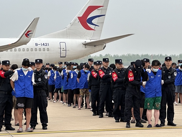 中國籍涉賭詐違法犯罪嫌疑人從柬埔寨被押解回國。人民網(wǎng)記者 郝萍攝