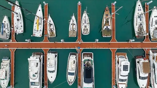 △超250艘船艇亮相第四屆消博會(huì)游艇展。