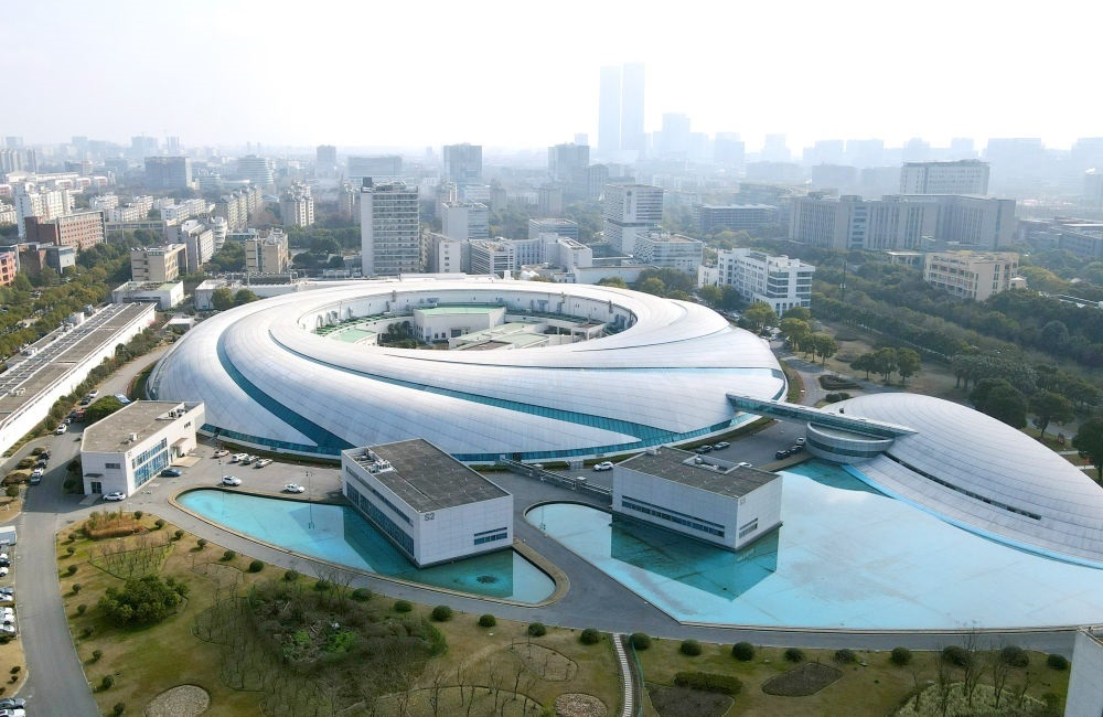 空中俯瞰位于上海張江科學(xué)城的上海光源（2024年2月27日攝，無(wú)人機(jī)照片）。