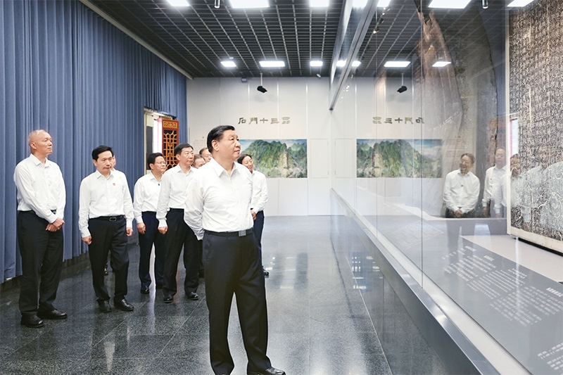 2023年7月29日，中共中央總書記、國家主席、中央軍委主席習近平在四川考察結(jié)束返京途中，來到陜西省漢中市考察。這是習近平參觀漢中市博物館有關(guān)歷史文物展陳。 新華社記者 鞠鵬/攝