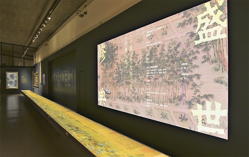 “中國歷代繪畫大系”，是習(xí)近平總書記親自批準、高度重視的一項規(guī)模浩大、縱貫歷史、橫跨中外的國家級重大文化工程。圖為中國國家版本館杭州分館展示的“盛世修典——‘中國歷代繪畫大系’”收錄的數(shù)字化古畫（2023年5月31日攝）。 新華社記者 翁忻旸/攝