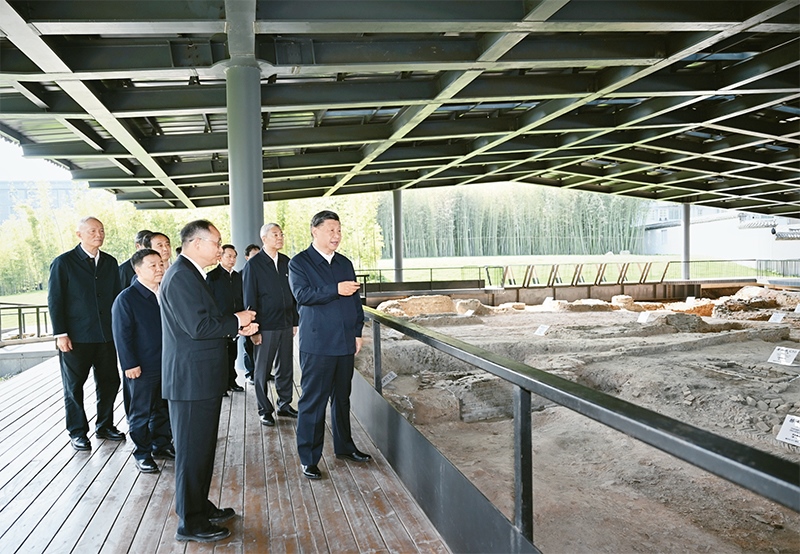 2023年10月10日至13日，中共中央總書記、國家主席、中央軍委主席習近平在江西考察。這是11日上午，習近平在景德鎮(zhèn)市陶陽里歷史文化街區(qū)南麓遺址考察。 新華社記者 謝環(huán)馳/攝