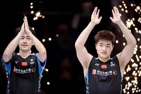 4月14日，梁偉鏗（右）/王昶在頒獎(jiǎng)儀式上。 新華社記者 江漢攝