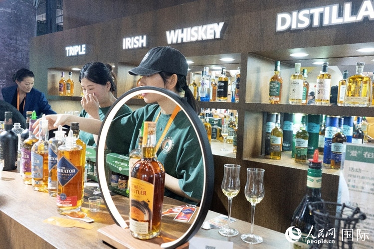 第四屆中國(guó)國(guó)際消費(fèi)品博覽會(huì)愛爾蘭國(guó)家館內(nèi)的參展商。人民網(wǎng) 常沙攝