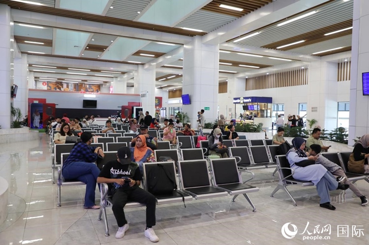 乘客在雅萬高鐵雅加達哈利姆站候車。人民網記者 曹師韻攝