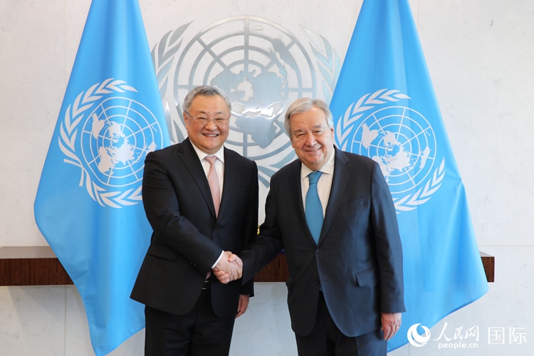 4月16日，中國新任常駐聯(lián)合國代表、特命全權(quán)大使傅聰在紐約聯(lián)合國總部向聯(lián)合國秘書長古特雷斯遞交了全權(quán)證書。 人民網(wǎng)記者 李志偉攝
