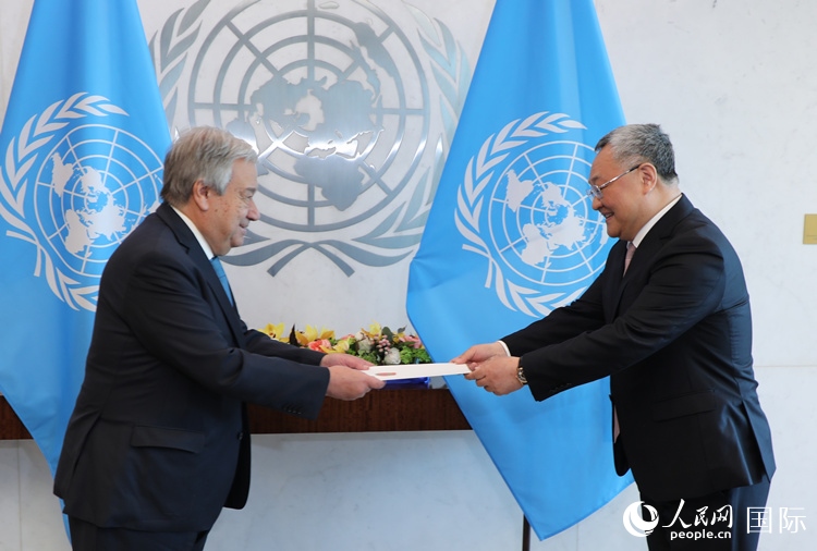 4月16日，中國新任常駐聯(lián)合國代表、特命全權(quán)大使傅聰在紐約聯(lián)合國總部向聯(lián)合國秘書長古特雷斯遞交了全權(quán)證書。 人民網(wǎng)記者 李志偉攝