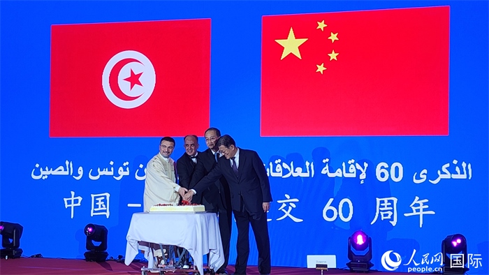 與會嘉賓共同切紀念蛋糕，從左至右分別為突尼斯國家旅游局局長侯賽因、突尼斯駐華大使阿迪勒·阿拉比、外交部副部長鄧勵、中國人民對外友好協會副會長李?？?。人民網記者 萬宇攝