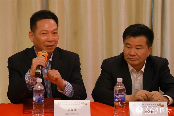 武漢市僑聯(lián)主席徐祥忠（左）在座談會上致辭。人民網(wǎng)記者 陳海琪攝