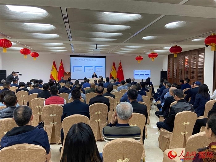 季奕鴻律師主講法律知識(shí)。人民網(wǎng)記者 范劍青攝