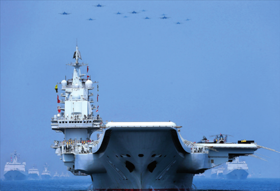 制空作戰(zhàn)梯隊(duì)飛越航母編隊(duì)上空（2018年攝）。 張雷攝