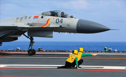 遼寧艦起飛助理作出放飛手勢，殲-15艦載戰(zhàn)斗機(jī)起飛（2020年4月攝）。張凱攝