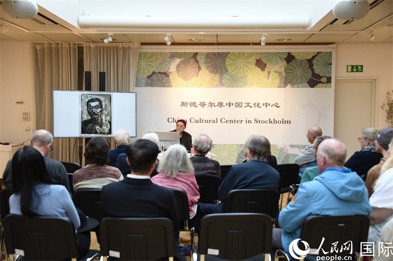 托斯頓·朱雷爾介紹其收藏的中國版畫作品。人民網(wǎng)記者殷淼攝