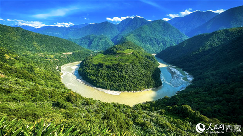 風景秀麗、植被繁茂的西藏林芝市墨脫縣果果塘大拐彎。人民網記者 次仁羅布攝