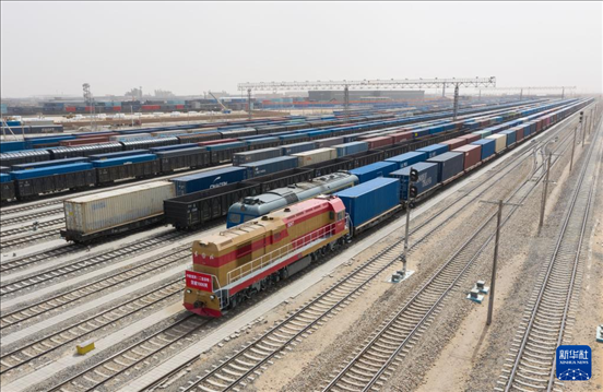 4月21日，中歐班列緩緩駛出二連浩特鐵路口岸（無(wú)人機(jī)照片）。 新華社發(fā)（張海峰攝）