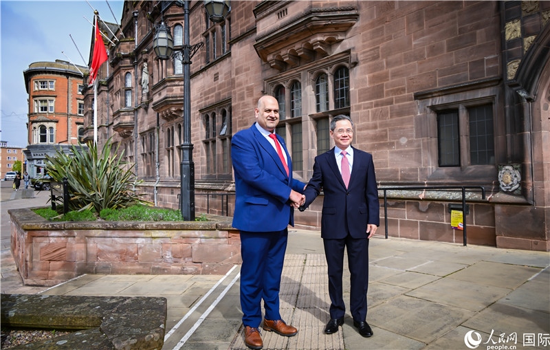 圖為中國駐英國大使鄭澤光在考文垂市政廳會見現(xiàn)場。人民網(wǎng) 郭錦標(biāo)攝