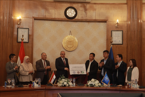 蘇伊士運(yùn)河大學(xué)語音教室正式揭牌。蘇伊士運(yùn)河大學(xué)孔子學(xué)院供圖