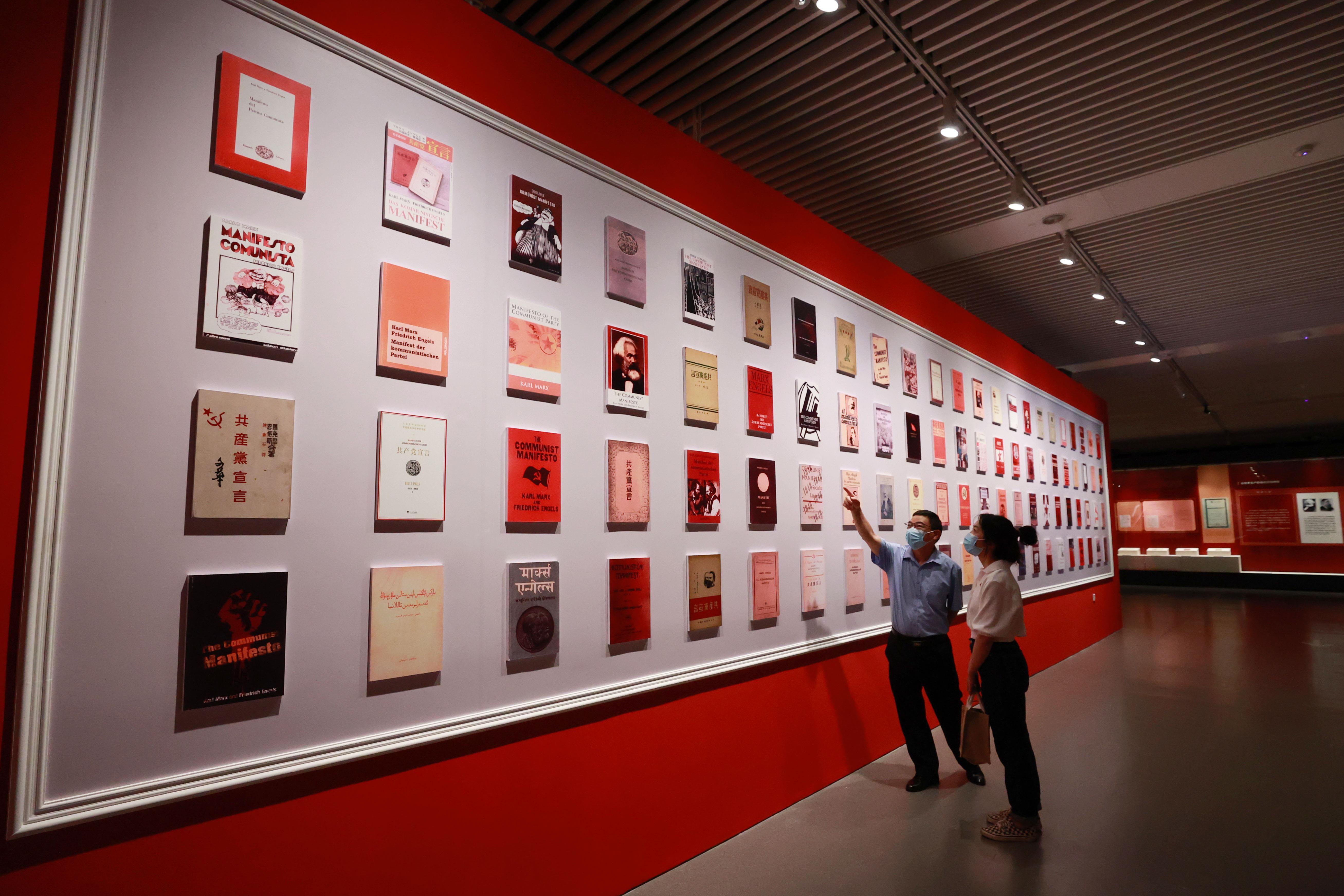 △2021年8月5日，觀眾在國家圖書館觀看不同版本的《共產(chǎn)黨宣言》。