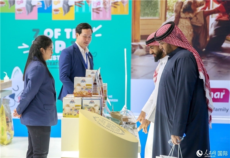 圖為當(dāng)?shù)乜蜕淘谥袊髽I(yè)展位前參觀，塔里克·易卜拉欣攝 (2)