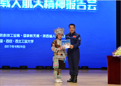 韋知月（化名）在西北工業(yè)大學(xué)與英雄航天員張曉光合影。受訪者供圖