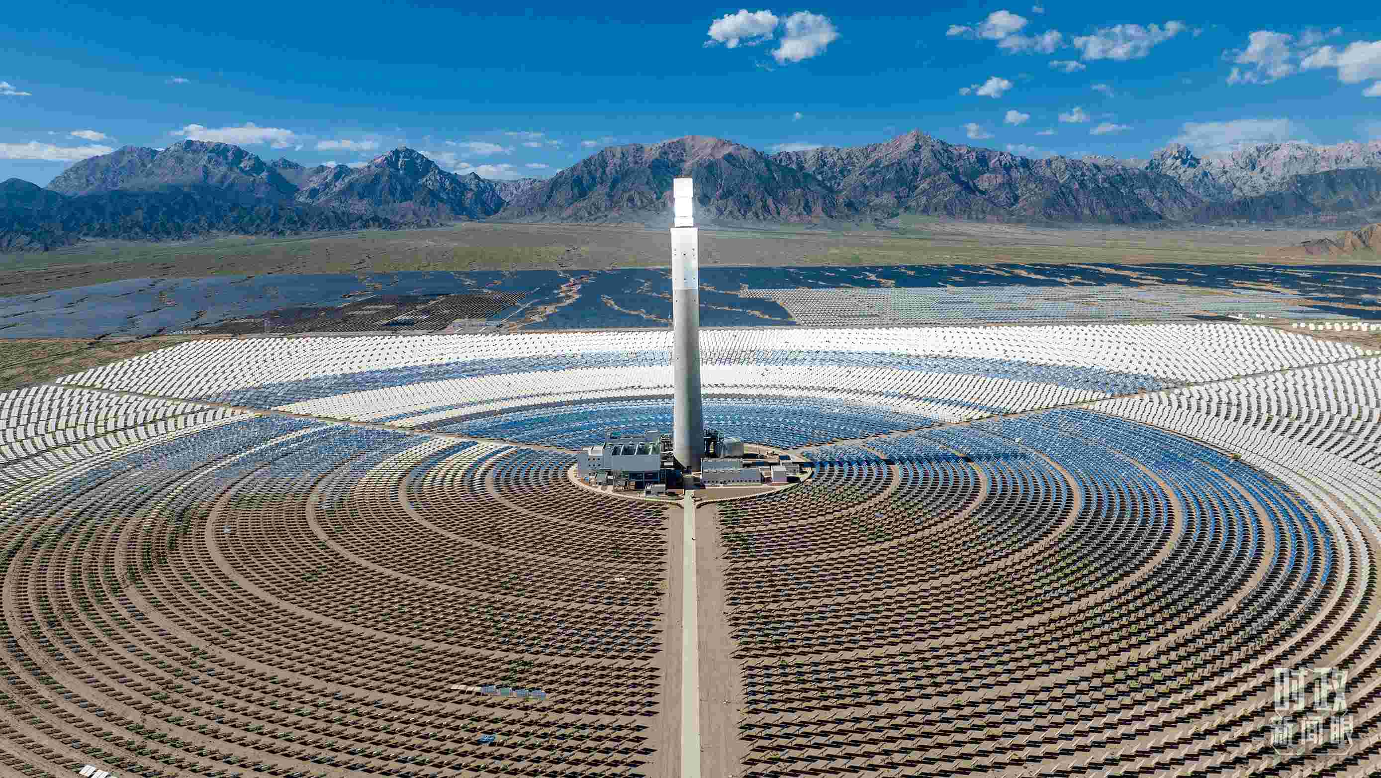 △青海海西德令哈塔式熔鹽儲(chǔ)能光熱發(fā)電廠。（圖/視覺(jué)中國(guó)）