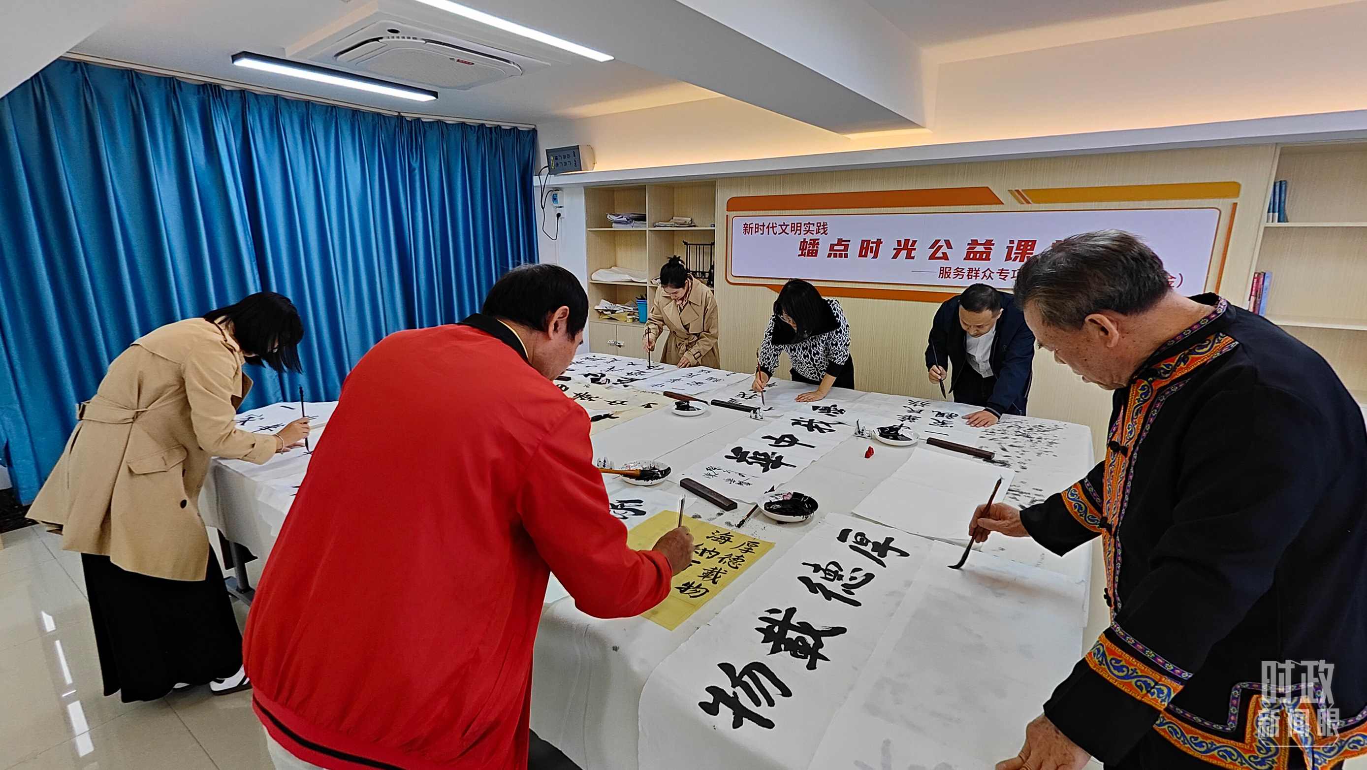 △廣西南寧市多民族社區(qū)——盤龍社區(qū)居民練習(xí)書(shū)法。（總臺(tái)央視記者楊立峰拍攝）