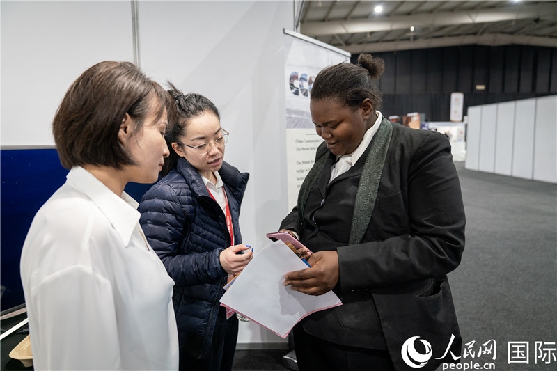 中企工作人員和當(dāng)?shù)厍舐氄呓徽?。希拉茲攝