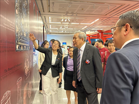 工作人員為泰國(guó)前副總理、泰中文化促進(jìn)委員會(huì)主席披尼講解展覽內(nèi)容。中國(guó)駐泰國(guó)大使館供圖