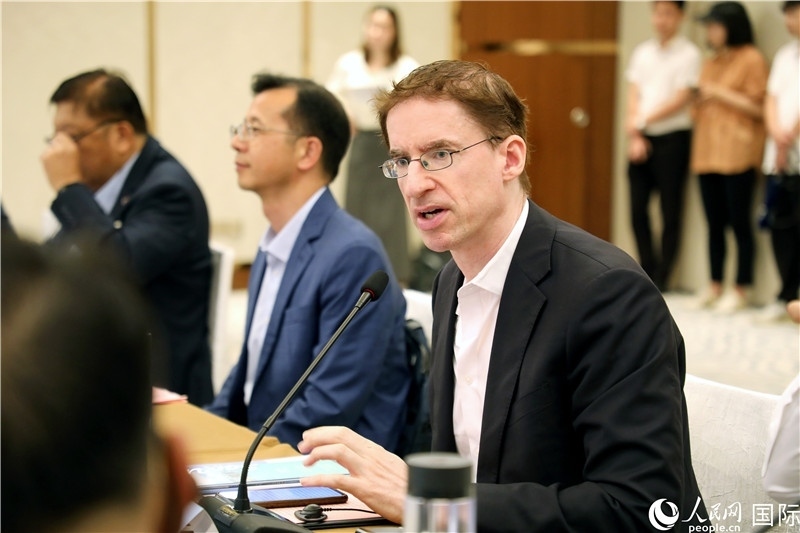 德國(guó)駐廣州總領(lǐng)事魯彥在產(chǎn)業(yè)對(duì)接會(huì)上發(fā)言。人民網(wǎng)記者趙益普攝