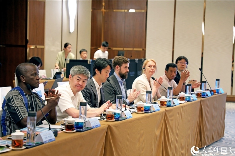 參加產(chǎn)業(yè)對(duì)接會(huì)的各國(guó)駐華使節(jié)。人民網(wǎng)記者趙益普攝