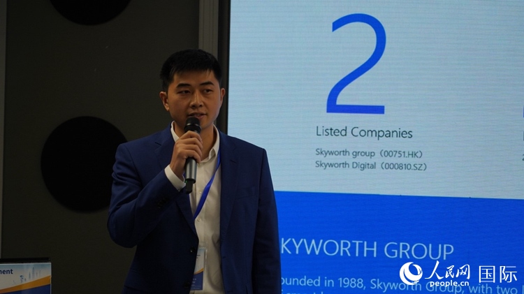 創(chuàng)維南非綠能公司總經(jīng)理倪亮介紹創(chuàng)維的破圈之路。人民網(wǎng) 劉暢攝