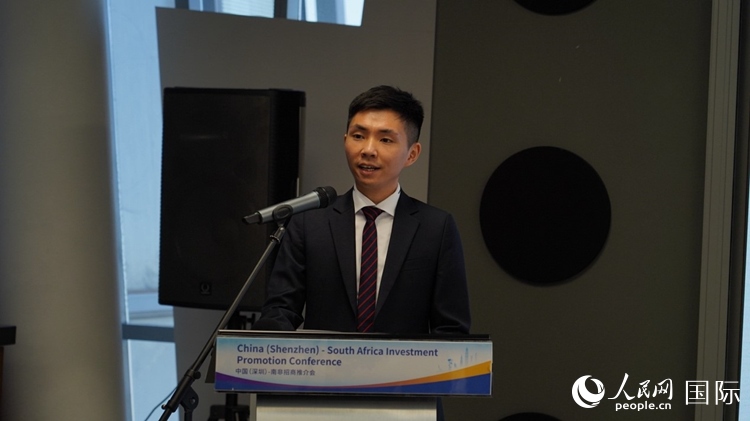 深圳市黃金珠寶首飾行業(yè)協(xié)會(huì)副會(huì)長(zhǎng)李澤鋒介紹深圳市黃金珠寶產(chǎn)業(yè)發(fā)展情況。人民網(wǎng) 劉暢攝