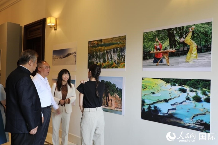 四川省文化和旅游廳副廳長王成平、墨西哥松林文化中心展覽部主任盧西亞·恩里克斯·岡薩雷斯·薩拉維亞、墨西哥中國文化中心主任石岳文參觀圖片展。拍攝者為墨西哥分社外籍雇員埃內(nèi)斯托·多明戈斯