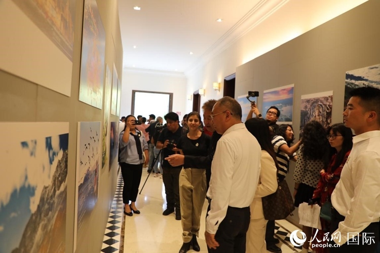 參觀者在圖片展活動現(xiàn)場。拍攝者為墨西哥分社外籍雇員埃內(nèi)斯托·多明戈斯