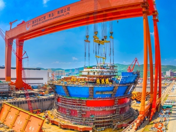 “?？惶?hào)”通過(guò)雙龍門(mén)吊進(jìn)行總裝。侯憲鵬攝