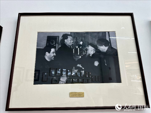 萬徒勒里（左一）與艾青、蕭三、齊白石的老照片。人民網(wǎng)記者 周雨攝