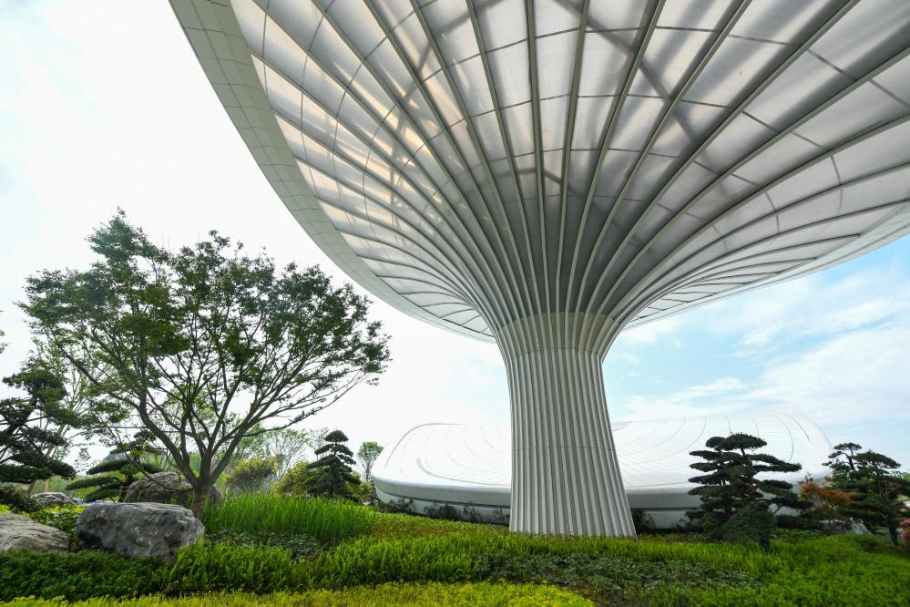 這是2024年4月22日拍攝的成都世園會(huì)主會(huì)場(chǎng)入口處的“芙蓉花”底部，它兼具收集雨水、循環(huán)利用的功能。新華社記者 王曦 攝