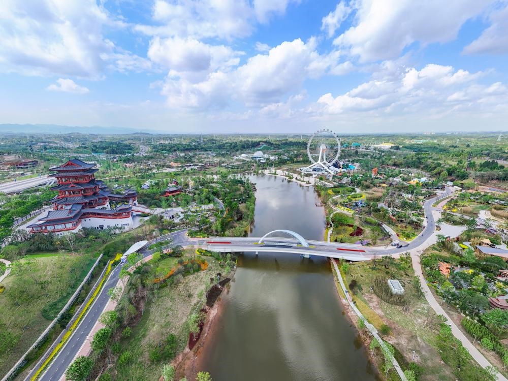 這是2024年4月22日拍攝的成都世園會(huì)主會(huì)場(chǎng)（無人機(jī)照片）。新華社記者 王曦 攝