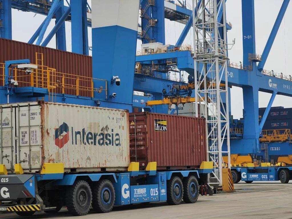 在欽州自動化集裝箱碼頭，智能導引運輸車在運送集裝箱。新華社記者趙歡 攝