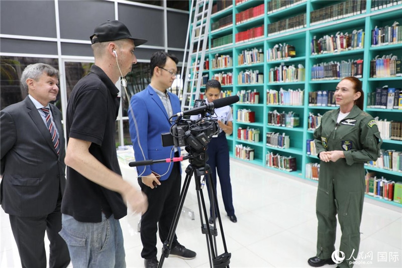 巴西高等防務(wù)學(xué)院院長卡拉·利里奧·馬丁斯接受了人民網(wǎng)的視頻采訪。 人民網(wǎng)記者 陳一鳴攝