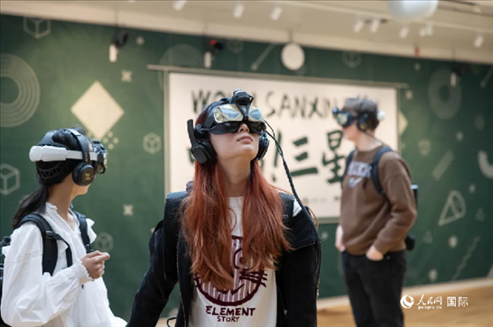 體驗三星堆VR文化。中國駐瑞典大使館供圖