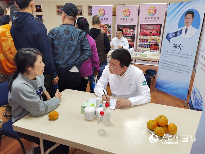 中醫(yī)專家為當(dāng)?shù)厝A僑華人提供中醫(yī)咨詢和診療服務(wù)。 （本報記者 楊謳 攝）